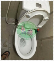Xử lý bồn cầu bị rò rỉ nước.
