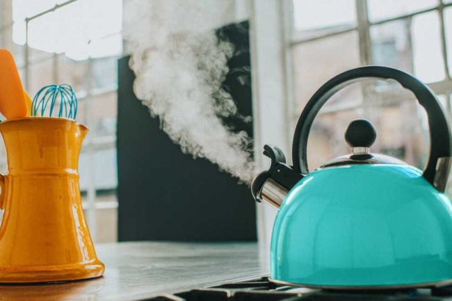 C&aacute;ch trị m&ugrave;i h&ocirc;i cống nh&agrave; vệ sinh bằng nước ấm