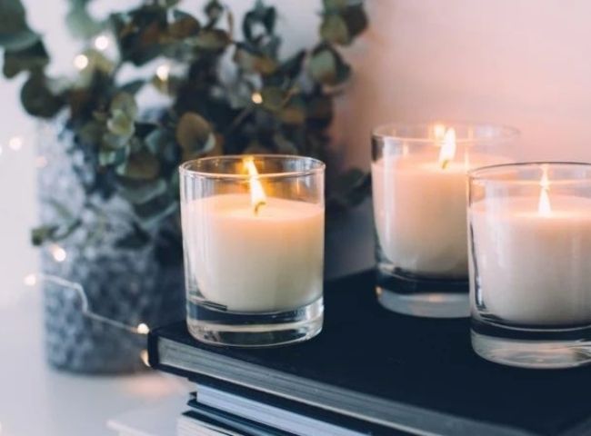 Nến thơm c&ograve;n c&oacute; t&aacute;c dụng trang tr&iacute; cho nh&agrave; vệ sinh của bạn