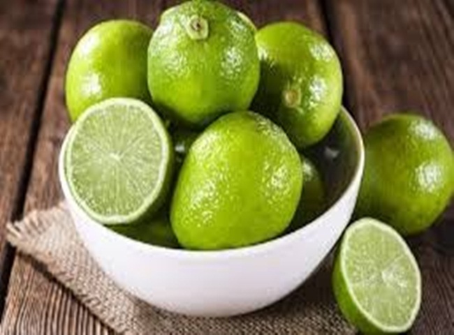 L&agrave;m sạch r&ecirc;u trong b&igrave;nh nước uống bằng chanh