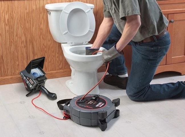 Th&ocirc;ng bồn cầu quận 7 thi c&ocirc;ng nhanh gọn v&agrave; sạch sẽ