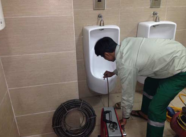 th&ocirc;ng bồn tiểu nam quạn Ph&uacute; Nhuận bằng c&aacute;c phương ph&aacute;p hiện đại